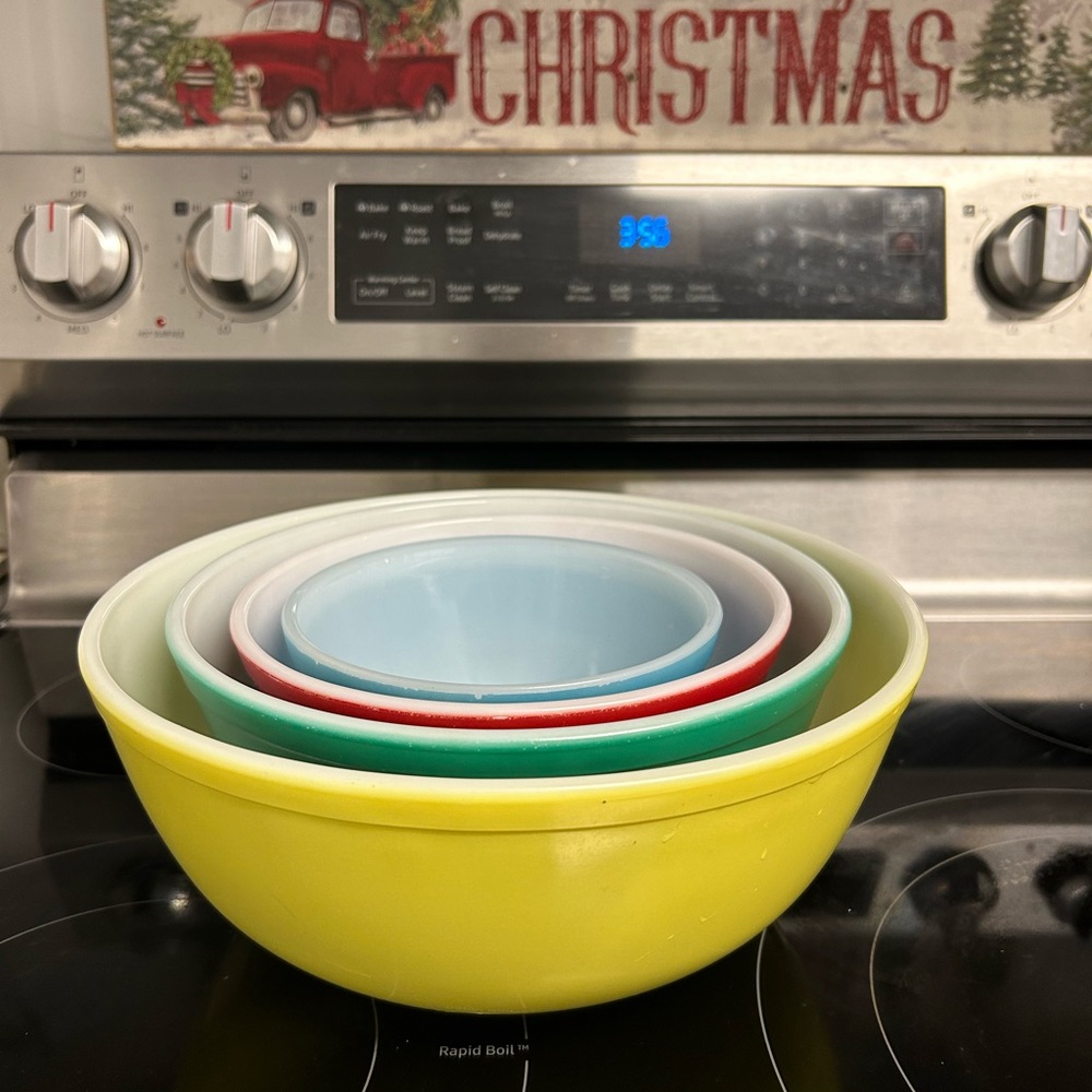 1940s complete Pyrex primary bowls set